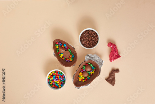Ovos de páscoa de chocolate em cima de mesa cor e selecão de ovos chocolates 
