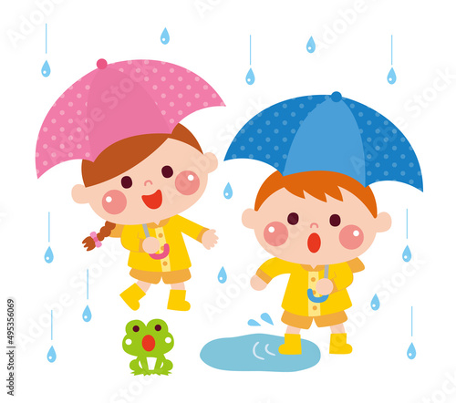 雨の日に水溜りで遊ぶ子どもたち