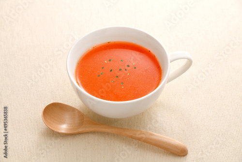 カップに入った温かいトマトスープ