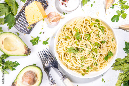 Fototapet Spaghetti pasta with creamy cheese avocado pesto sauce