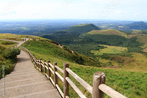 Obraz na płótnie Les volcans du Puy de Dôme dans le massif du Sancy en Auvergne w salonie