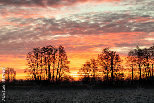 Sonnenaufgang auf einem Feld in Bayern im Winter