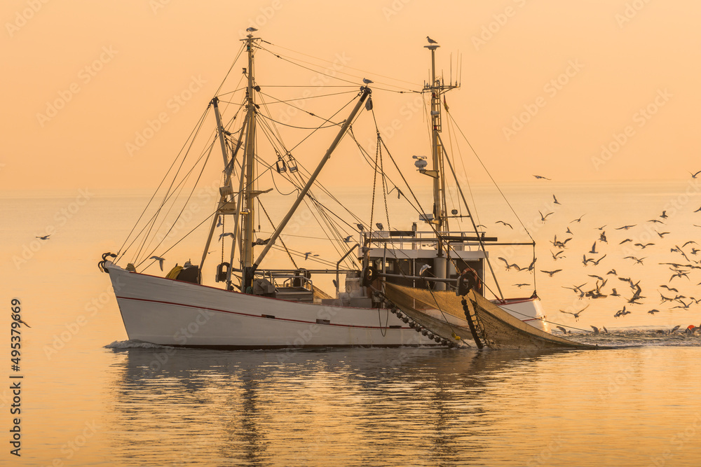 Fototapeta premium Fischkutter auf der Nordsee fischt mit Schleppnetz, Büsum, Schleswig-Holstein, Deutschland