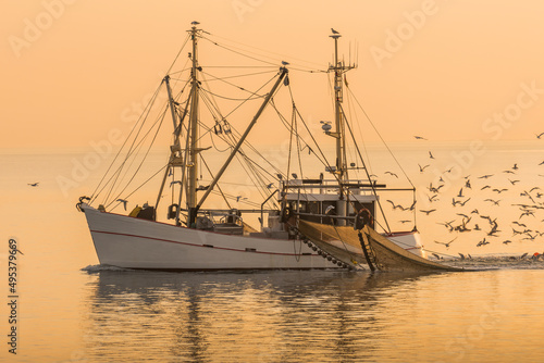 Fischkutter auf der Nordsee fischt mit Schleppnetz, Büsum, Schleswig-Holstein, Deutschland