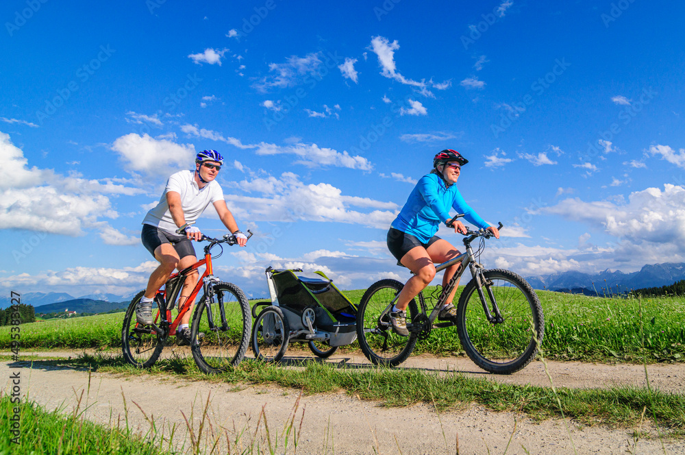 Radtour mit dem Kinder-Buggy im ostallgäuer Alpenvorland bei Seeg Radtour mit dem Kinder-Buggy im ostallgäuer Alpenvorland bei Seeg