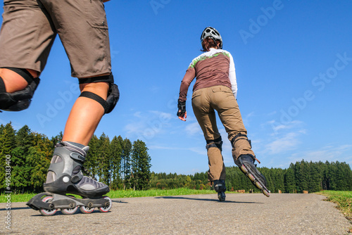 Sportlich aktiv unterwegs mit Roller Skates photo