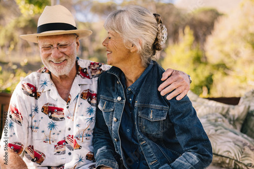 Foto Happy senior couple smiling cheerfully at a spa resort