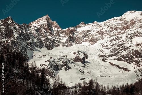 Photos mountains covered with snow in winter