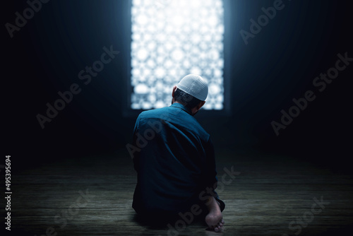 Fotografiet Muslim man praying in the mosque
