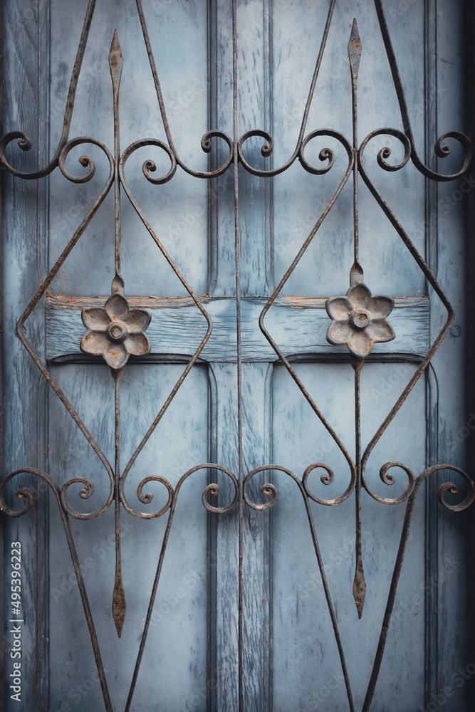 Ventana de madera antigua con reja de metal oxidado Ventana de madera antigua con reja de metal oxidado