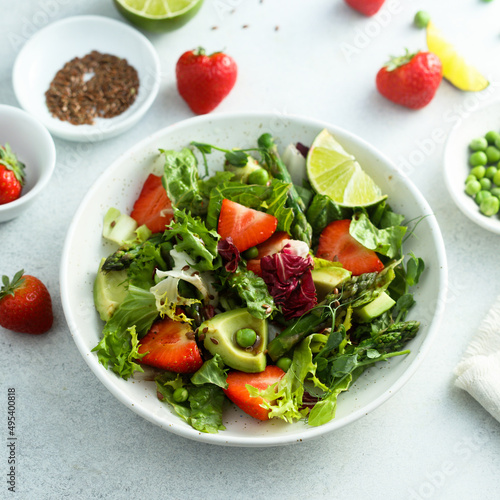 Leaf salad with strawberry and avocado