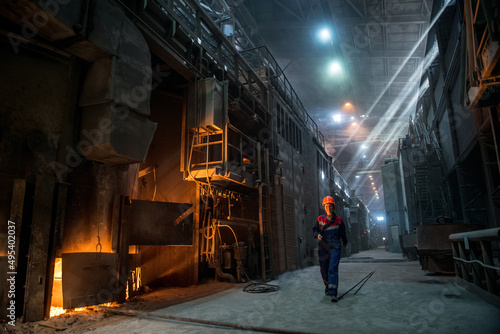 Foto Steelworker near the working arc furnace