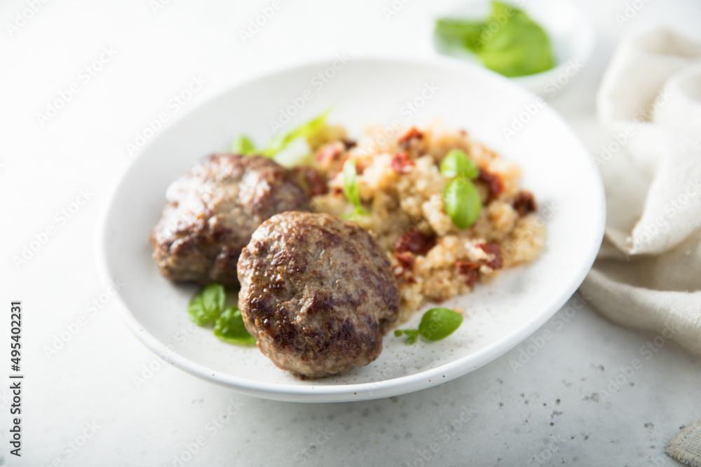 Beef burgers with basil and sun dried tomatoes Beef burgers with basil and sun dried tomatoes