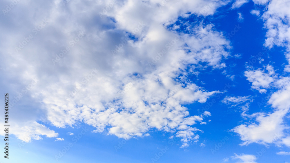 Obraz premium white clouds background with blue sky background