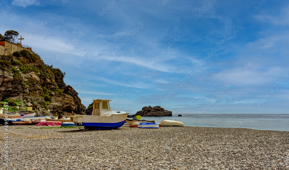 Φωτογραφία View of fishing boats ashore on the Mediterranean beach of Salobreña, Granada, Spain