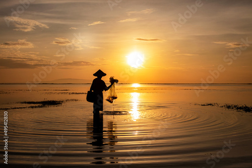Sunrise Balinese fisherman in Silhouette at sunrise fishing © Spotmatik