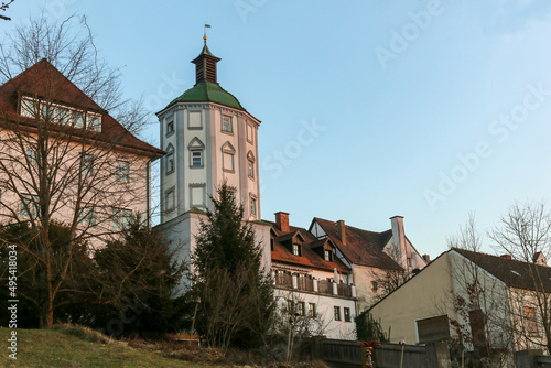 kupfergedeckter Turm der Günzburger Stadtbefestigung mit Turmhaube, vom Tal aus gesehen