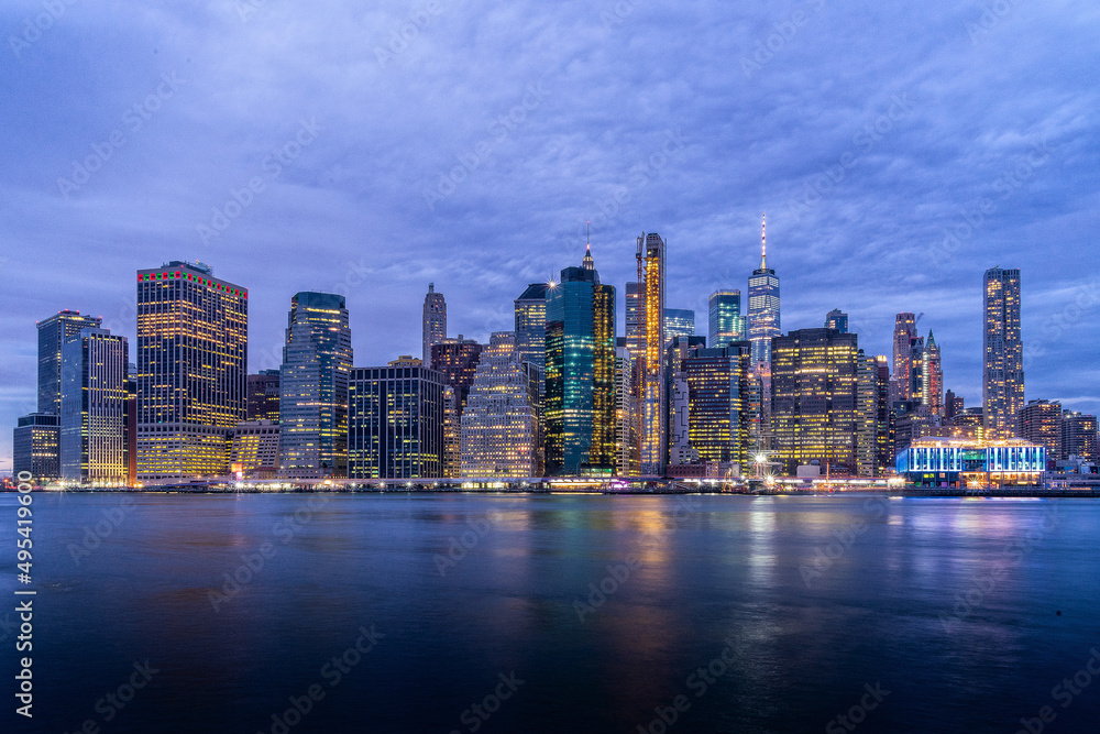 Fototapeta premium Blick von Brooklyn Heights Brooklyn Bridge Park 1 auf Lower Manhattan New York USA