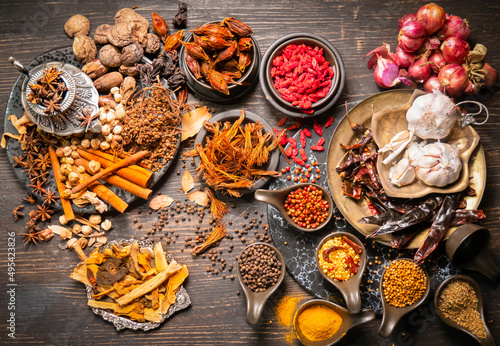Top view Herbs for cooking, such as red curry, stewed or tom yum soup, such as shallots, garlic, dried chilies, chili peppers, coriander balls, goji berries or goji berries, turmeric powder, turmeric.