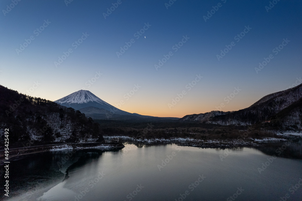早朝の湖面と富士山