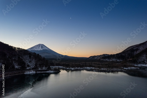 早朝の湖面と富士山