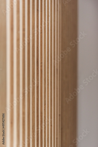 Detal na pionowe elementy drewniane na szafie z ubraniami