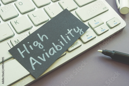 Φωτογραφία A sheet of paper with words high availability lies on the keyboard