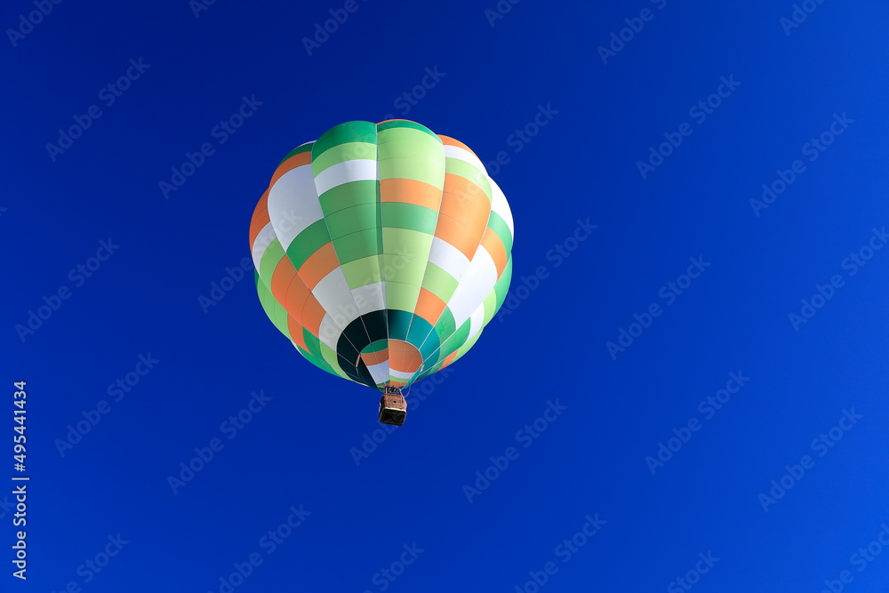 Fototapeta premium 青空を優雅に漂うバルーン