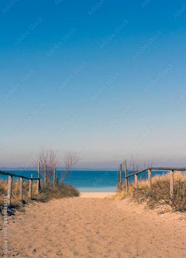 Fototapeta premium Descent leading to the beach