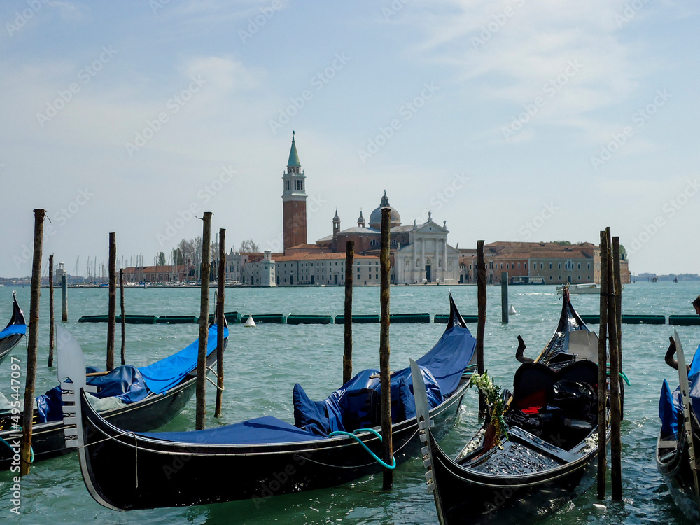 Góndolas en un canal de Venecia, Italia