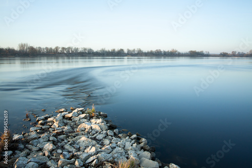 Kamienie na brzegu rzeki © Sagittarius