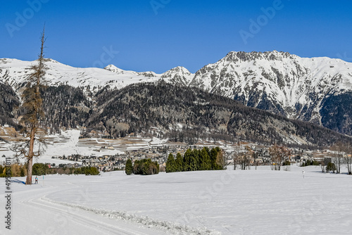 Samedan, Dorf, Kirche, Oberengadin, Winter, Wintersport, Langlauf, Langlaufloipe, Alpen, Graubünden, Schweiz