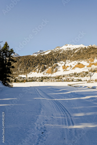 Celerina  Dorf  Langlauf  Langlaufloipe  Bel Taimpel  Kirche  Oberengadin  Engadin  Alpen  Wanderweg  Engadiner Dorf  Graub  nden  St. Moritz  Winter  Wintersport  Schweiz