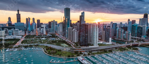 Tableau sur toile Panoramic Aerial Chicago Illinois at sunset Millennium Park harbor