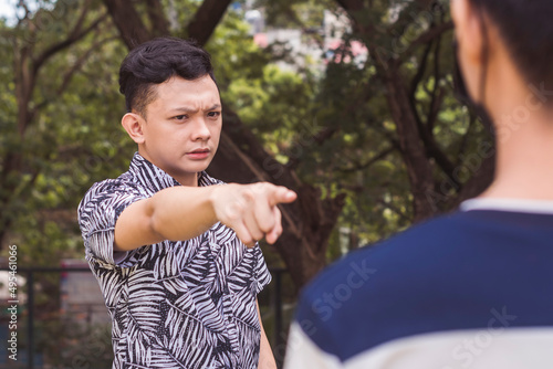 Foto A young angry man pointing a finger