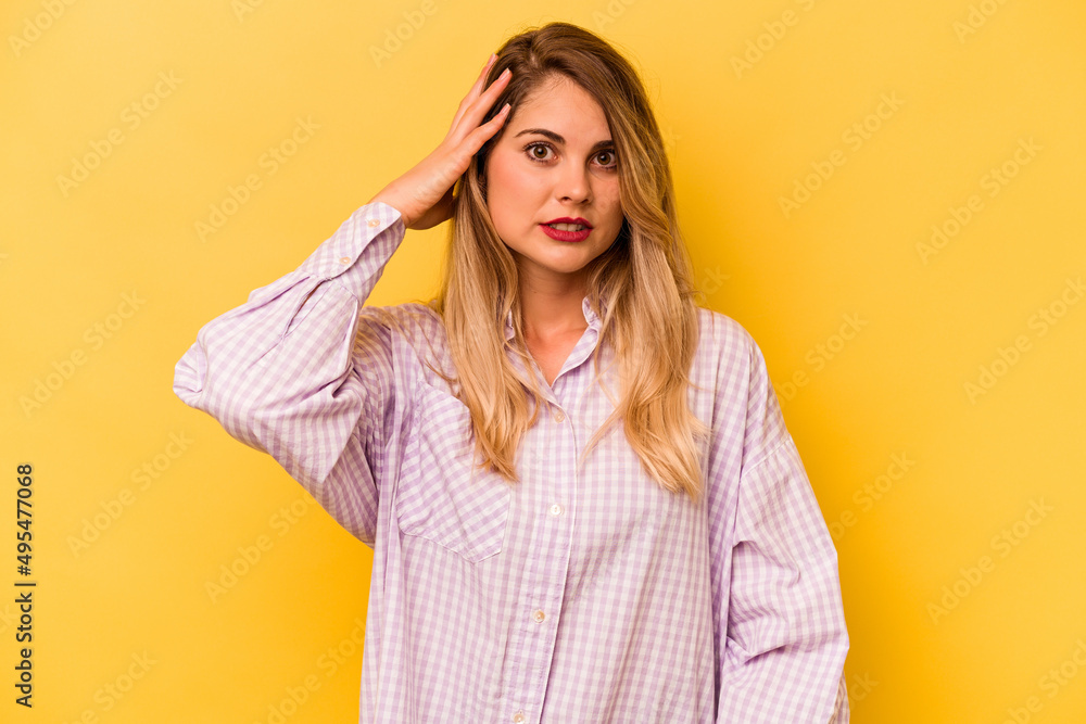 Obraz premium Young caucasian woman isolated on yellow background being shocked, she has remembered important meeting.
