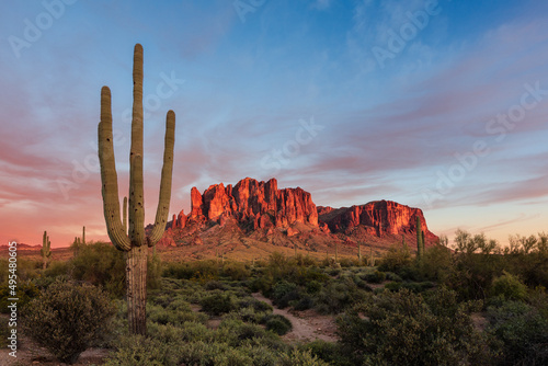Foto Scenic desert landscape with a Saguaro cactus at sunset in the Superstition Moun