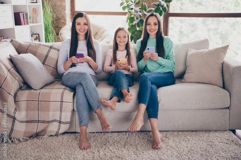 Fototapeta premium Full body photo of cheerful ladies free-time use cellphone blogger post repost like 4g connection barefoot indoors