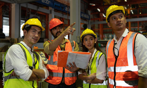 Bilde på lerret Engineering team leader Is advising the technician team and the quality inspection team