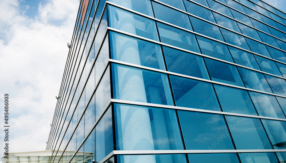 Obraz premium Part of modern business building against blue sky