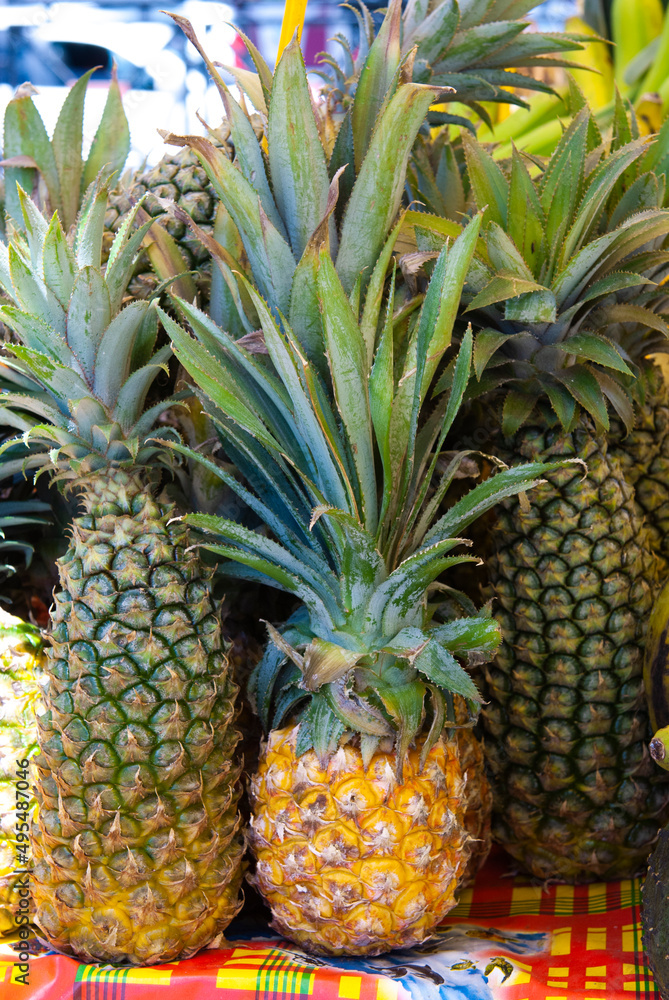 Obraz premium ananas sur un marché 