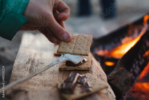 Foto Making s'mores at the beach