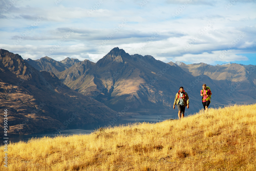 Obraz premium Adventure couple on vacation hiking trip South Island