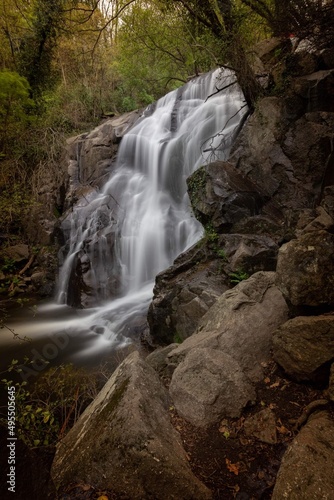 Cascada de la Ruta de las Nogaledas en Navaconcejo (Valle del Jerte) foto de larga exposición 