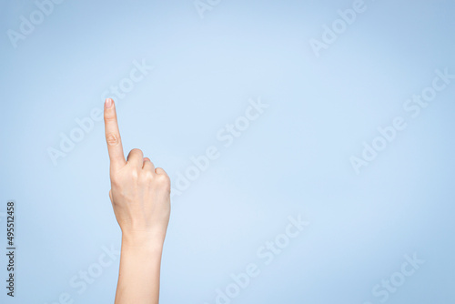 Foto Female hand shows number one