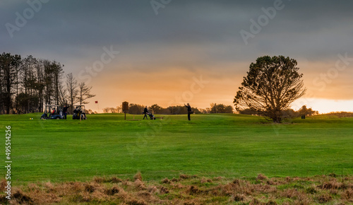 Dernière partie de golf à Etretat en Normandie en attendant que le soleil se couche.