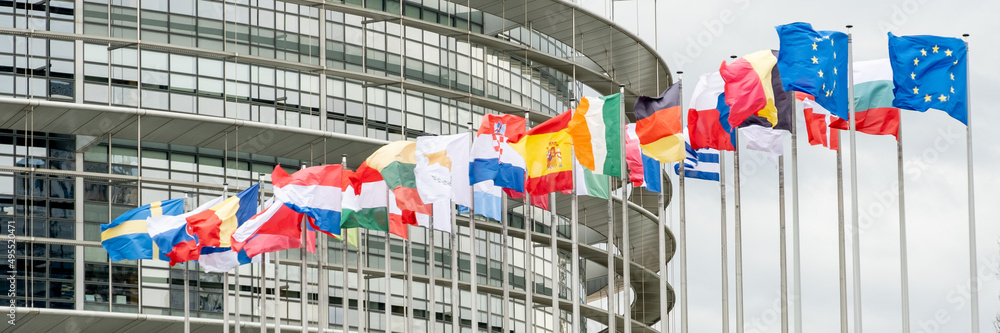 Drapeaux devant le Parlement européen StockFoto Adobe Stock
