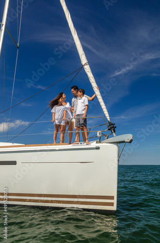 Luxury travel on yacht for Latin American family © Spotmatik