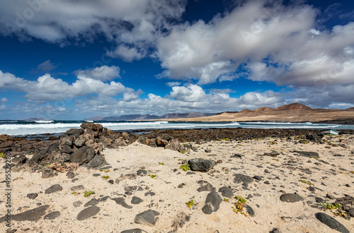 Krajobrazy wulkaniczne z błękitnym niebem, Lanzarote. Egzotyczne wyspy kanaryjskie. 