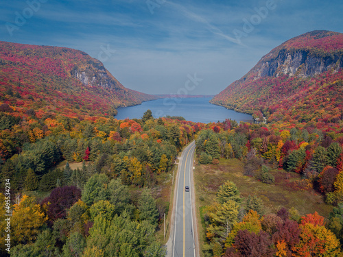 Fotografia Fall Foliage Road To Lake Willoughby, Vermont With Beautiful Colors and Mountain